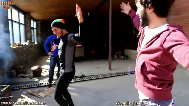 Боец UFC Зубайра Тухугов учит Американца Чеченской Лезгинке