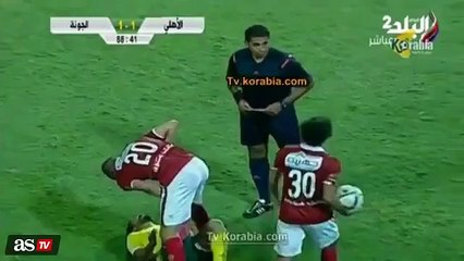Vea cómo este futbolista sacó a su rival del campo