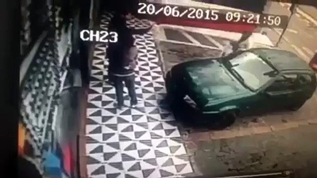 Une femme s'assoit sur la mauvaise voiture