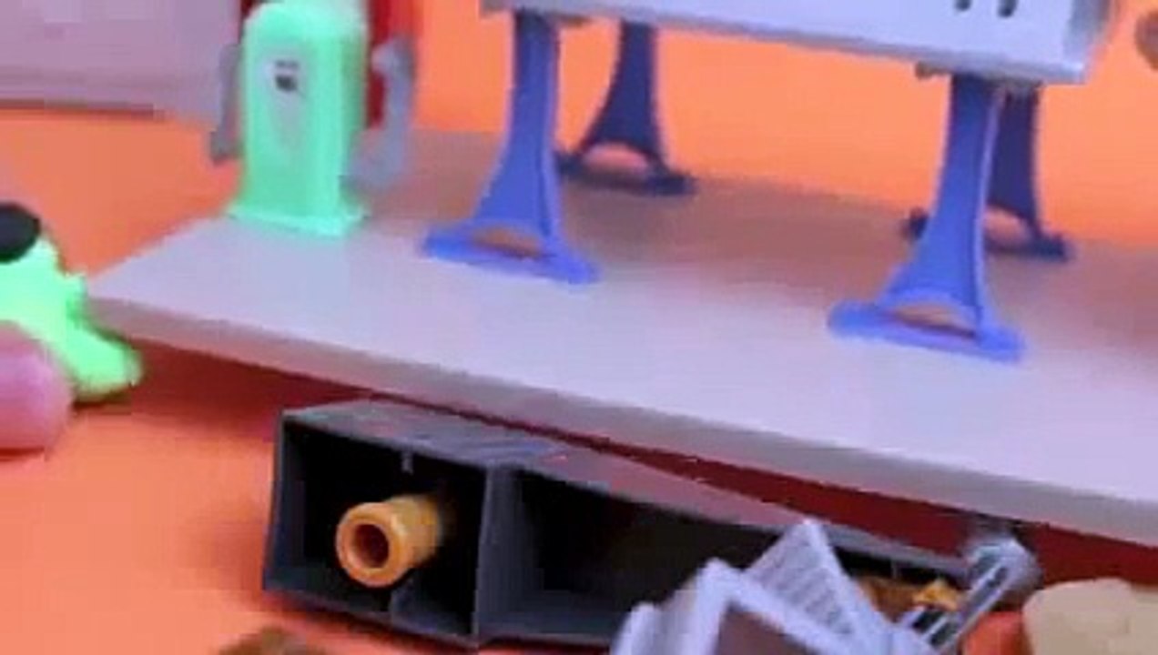 Play Doh Superheroes Disney Cars Toy The Incredible Hulk Guido Destroys Radiator Springs S