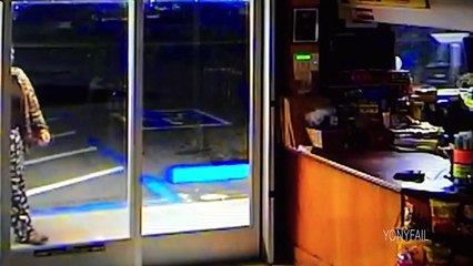 Rompe el cristal cuando piensa que nadie lo observa (video divertido)