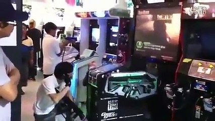 Asiático se toma el videojuego muy en serio