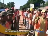Trabajadores marchan en protesta a bajos sueldos