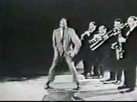 Baile flogger del 1920 con musica electronica