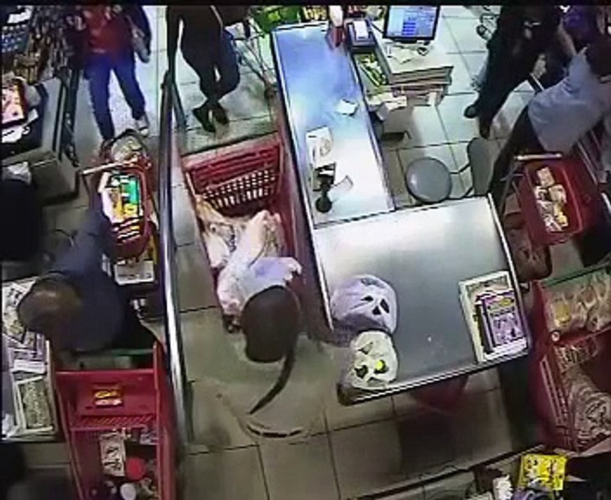 Credit card Scammers caught on camera