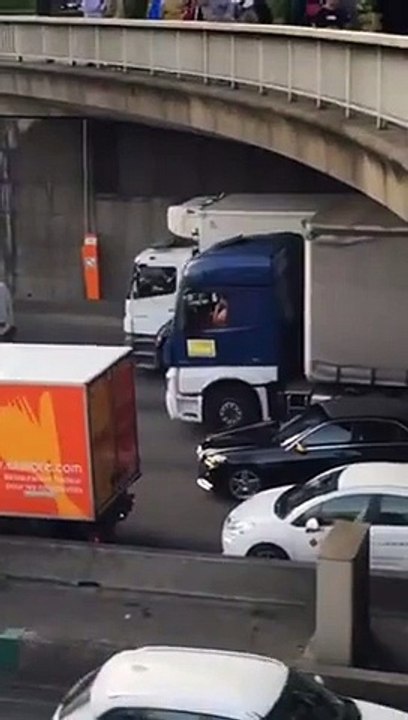 Des chauffeurs de taxis parisiens éclate une voiture UBER à coup de pierre à porte maillot