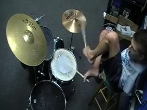 Un batteur sans bras joue comme un dieu!