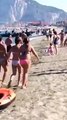 Des trafiquants de drogue débarque de la cocaïne sur une plage espagnole devant les touristes