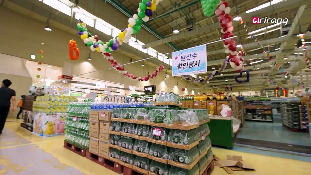 Why Do Plastic Soda Bottles Have Petaloid Bases?