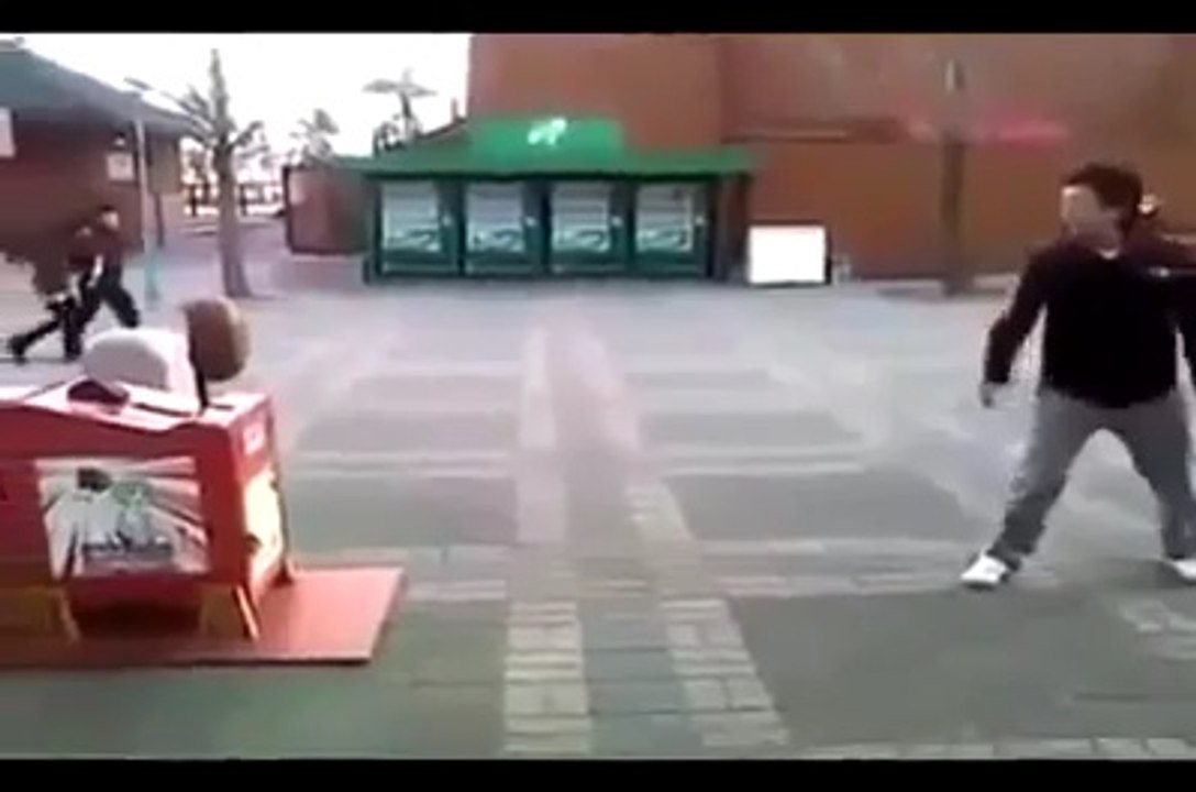 Il tente un coup de pied retourné