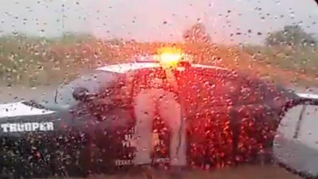 Un policier en grosse galère, coincé dans sa voiture