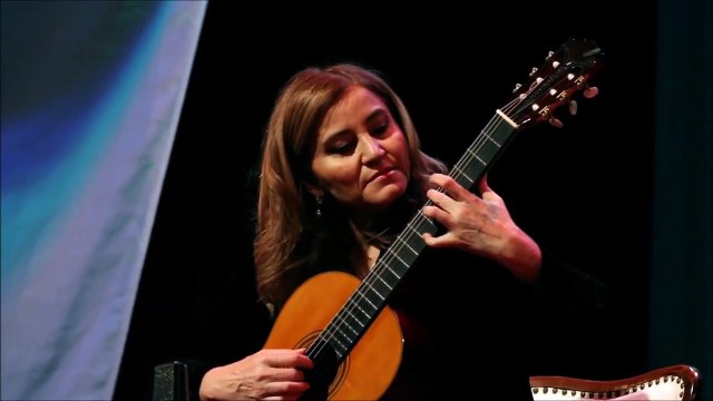 Berta Rojas plays Julia Florida with Yamaha classical guitar GC82C