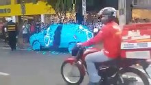 Parce qu'il a garé sa bagnole sur une place pour handicapé