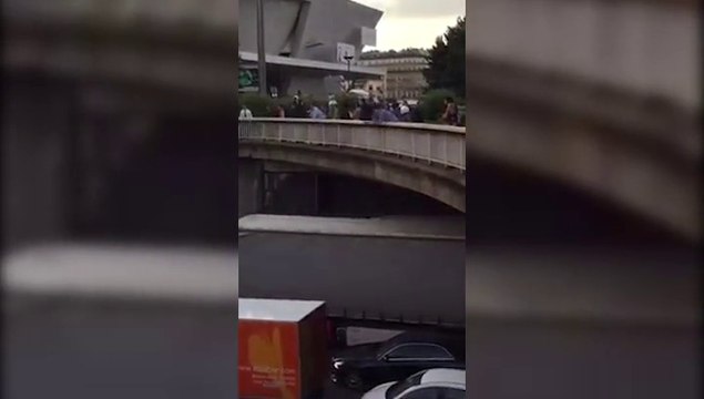 Grève des taxis : un homme jette un projectile sur une berline