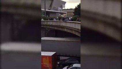 Grève des taxis : un homme jette un projectile sur une berline