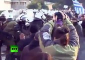 Protestas en Atenas: continúan los disturbios, la policía reprime con gases lacrimógenos
