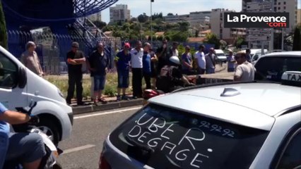 Marseille : les taxis bloquent la circulation à Saint-Just