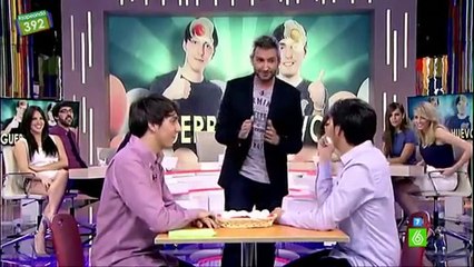 José Luis y Manuel juegan a la guerra de los huevos