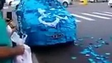 Il s'énerve et se met à ôter les post-its de sa bagnole