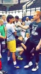 Ce coach a mémorisé les noms de ses 125 élève : mémoire impressionnante!
