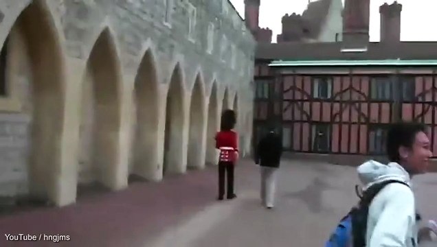 Quand un garde de la reine s'énerve contre un touriste