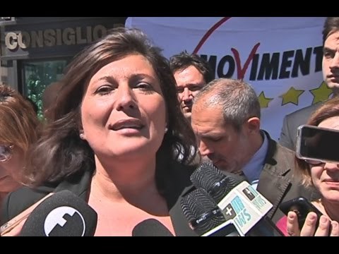 Campania - De Luca, M5S: Renzi supera Berlusconi con legge ad personam (25.06.15)