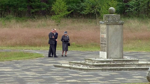 La reine d'Angleterre visite un camp de concentration