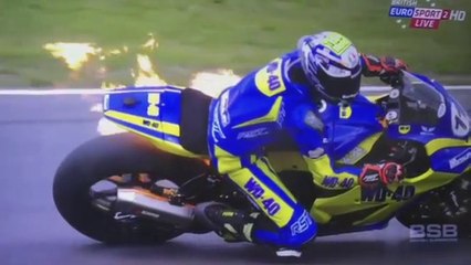 Une moto prend feu pendant une course à 150 km/h (Taylor Mackenzie)