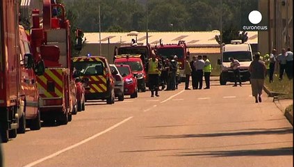 Descargar video: Attentato in una fabbrica vicino a Lione: un morto e almeno due feriti. Trovata una bandiera dell'ISIL