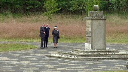Rainha Elizabeth visita campo de concentração pela primeira vez