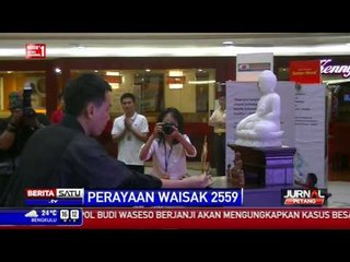 Sejumlah Umat Budha di Surabaya Sembahyang di Mall Tunjungan