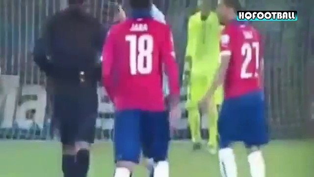 Provocación de Jara a Edinson Cavani en Expulsión (metiéndole un dedo en el ano) Chile 1-0 Uruguay