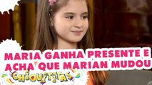 Maria ganha presente de Marian e acha que a menina mudou
