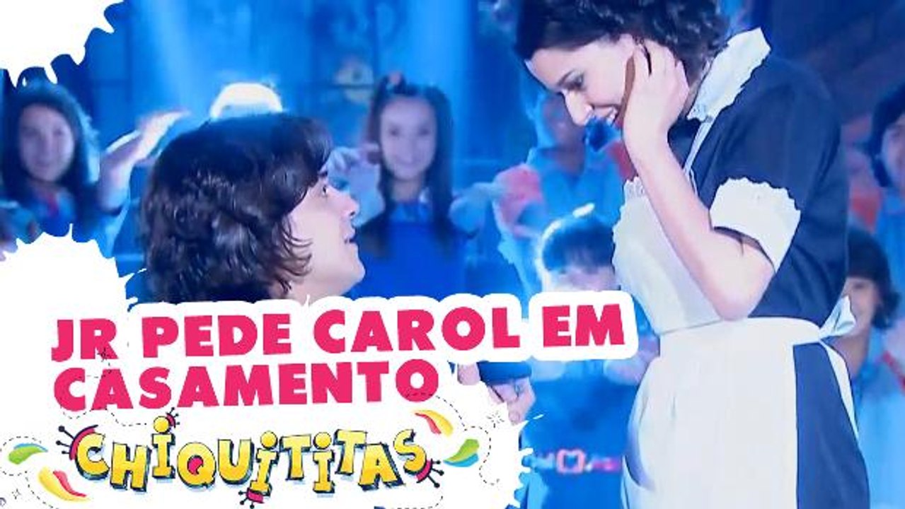Junior pede Carol em casamento