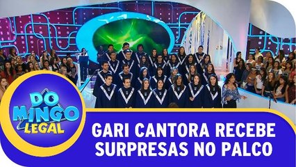 Gari cantora recebe surpresas no palco