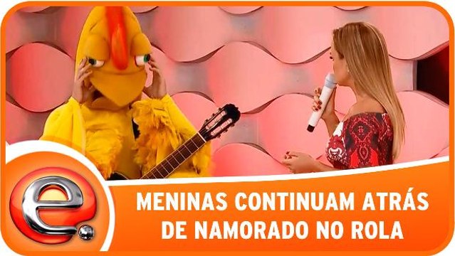 Meninas continuam atrás de namorado no Rola