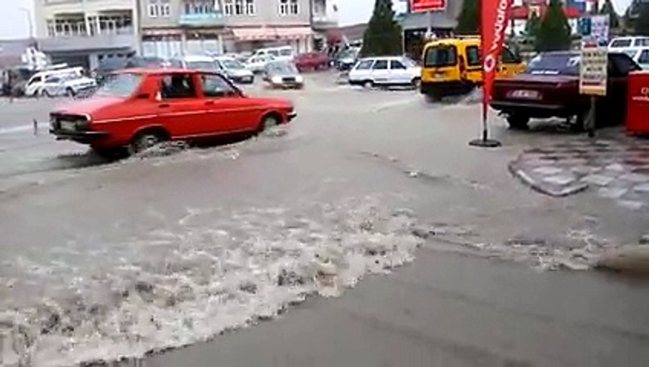 Zile'ye Yağan Yağmur Şehir'de Sele Dönüştü