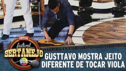 Gusttavo mostra jeito diferente de tocar viola