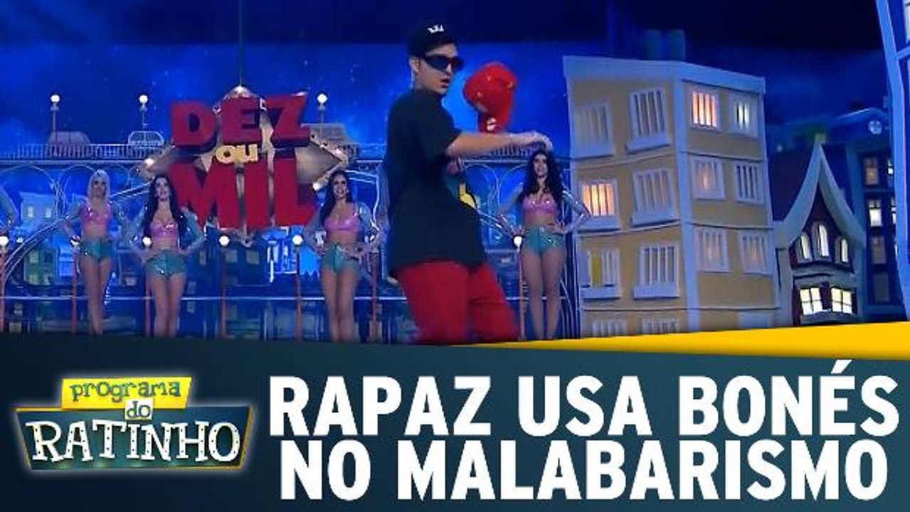 Rapaz faz malabarismos com bonés