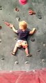 Una bebé de 19 meses sorprende al escalar una pared