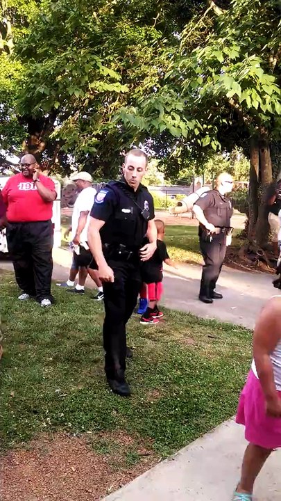 Danse d'un policier au sein de la communauté noire