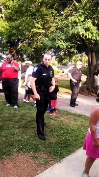 Danse d'un policier au sein de la communauté noire
