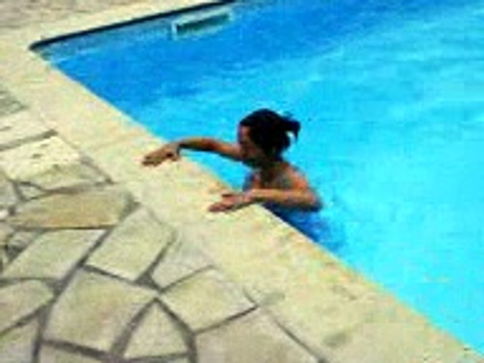 a la piscine habillé