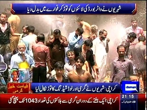 Dunya News- Karachi: Citizens break Water Board pipeline, bath in water