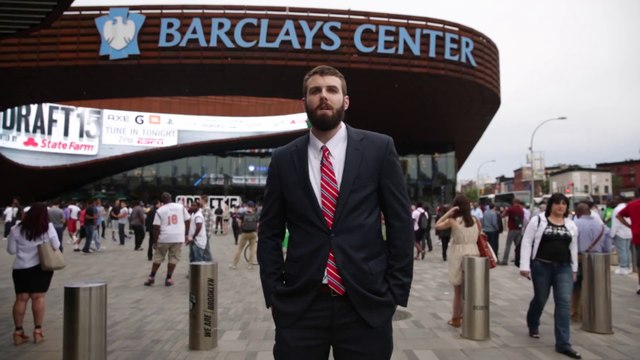 Ce gars fait croire qu'il est sélectionné pour la NBA Draft et se fait passer pour une star du basket-ball