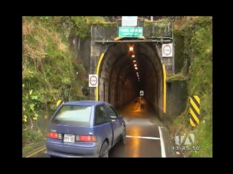 Deslaves continúan y afectan vía Baños-Puyo