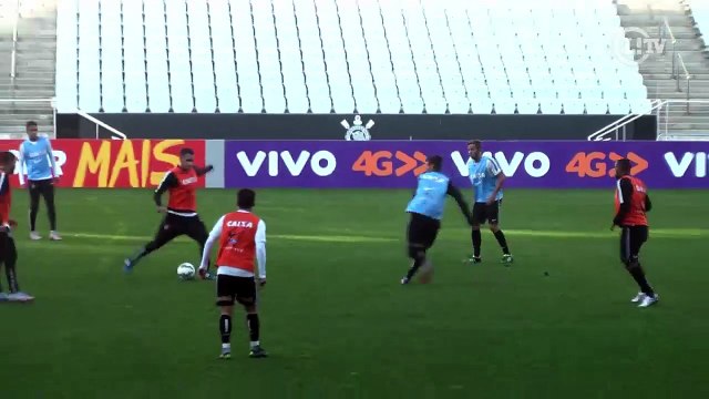 Renato Augusto leva entrada forte e se irrita em treino do Timão