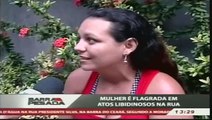 Mulher é flagrada em atos libidinosos na rua