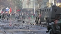 Estudiantes y carabineros se enfrentan en Chile durante el paro decente