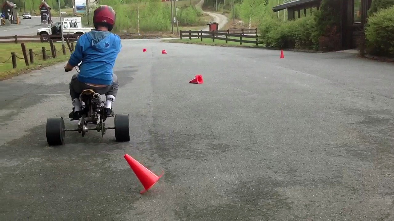 Motorized Drift Trike: My cusins first time drifting. Not to bad